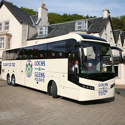 Coach sitting waiting on customers outside the Inversnaid Hotel