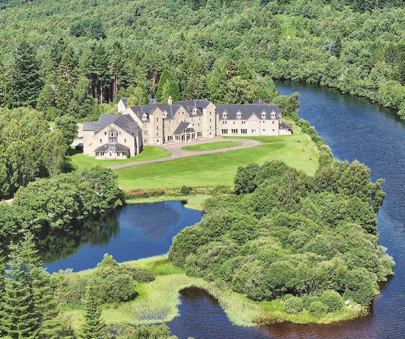 The Loch Tummel Hotel sits on the Lochside and offers spectacular scenery of the famous Queen's View.